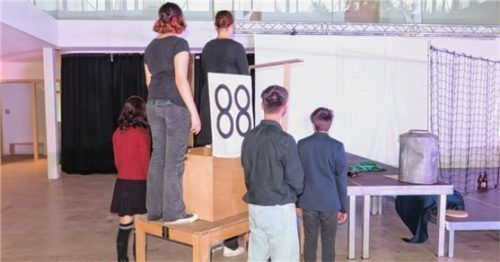 In der Kneipe („Bier für alle“) wird der Ton rauer und Symbole tauchen auf. Fotos Baumann