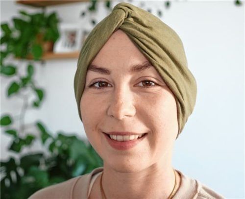 In der Öffentlichkeit trägt Julia Laube manchmal eine Kopfbedeckung. Foto Andreas Reichelt