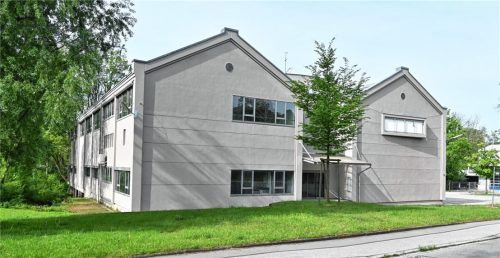 In dieser Gewerbeimmobilie will das Landratsamt bis zu 101 Geflüchtete unterbringen. Foto Schlecker