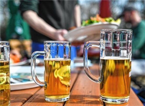 In einem Münchner Biergarten (Symbolbild) pöbelten Gäste mit Nazi-Parolen herum. Foto Jens Kalaene/dpa