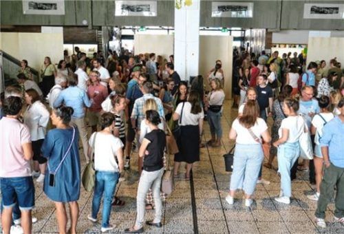 In Gruppen tauschten die „Ehemaligen“ in der Aula ihre gymnasialen Erinnerungen aus.