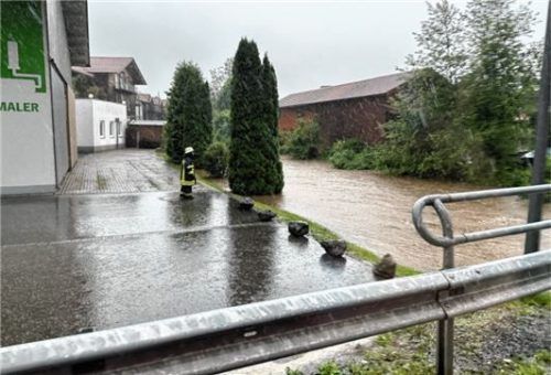 In Niedermoosen stand die Feuerwehr nicht auf so verlassenem Posten, wie dieses Foto es vermuten lässt: Viele Anwohner füllten Sandsäcke. Foto privat