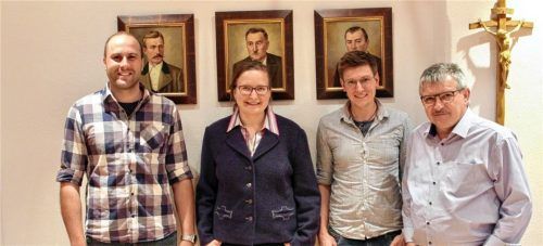Irschenbergs neuer Arbeitskreis Energie + Wärme mit (von links) Andreas Drexl, Franziska Auracher und Martin Bauer wurde von Bürgermeister Klaus Meixner (rechts) im Rathaus empfangen.