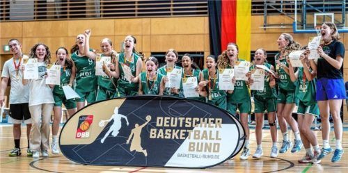 Jubel beim SBR: Die U14-Mädchen um Trainer Linus Hein (links) wurden deutscher Meister.Foto re