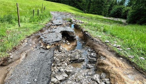 Komplett aufgebrochen ist der Wanderweg zur Hohen Asten. Fotos Aust