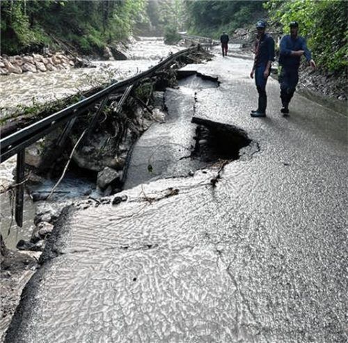 Komplett eingebrochen: Nach dem Unwetter machen sich Mitarbeiter der Gemeinde Nußdorf ein Bild von den Schäden am Mühltagweg. Foto Re