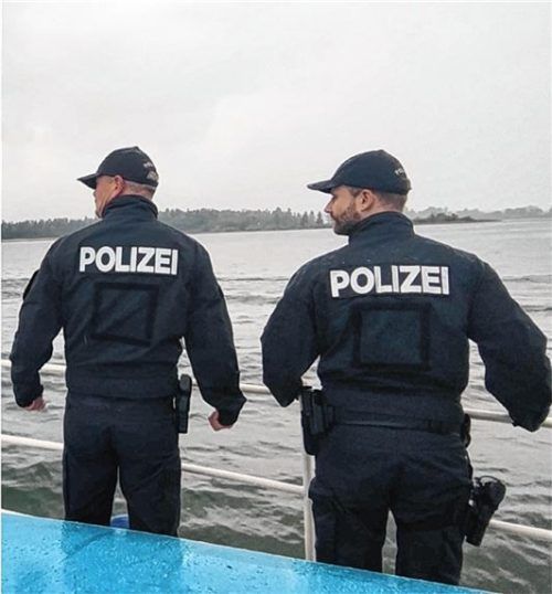 Kritischer Blick: Die Wasserschutzpolizei kontrolliert.