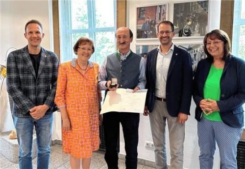 Kulturamtsleiter Wolfgang Hauck, Bürgermeisterin Gabriele Leicht, Stefan Trux, Oberbürgermeister Andreas März, Hauptamtsleiterin Gertraud PfaffenederFoto Stadt Rosenheim
