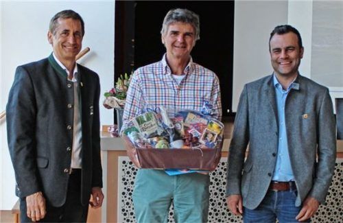 Kurdirektor Peter Helfmeyer, Badearzt Dr. Wolfgang Wittwer und Bürgermeister Alois Loferer.Foto Ammelburger