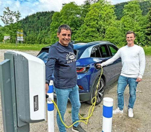 Laden für den Fotografen: Stefan Aberger, kommunaler Energiewirt und Liegenschaftsmanager der Gemeinde Aschau (links), und Florian Scharnagl von der Firma MaxSolar. Foto H. Reiter
