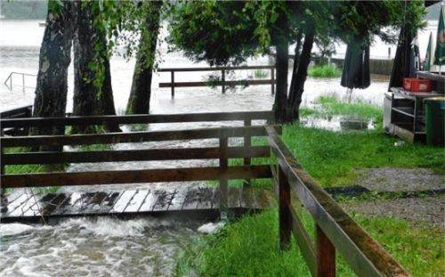 Land unter am Weitsee für die Wasserwachtshütte und den Kiosk. Viele Sandsäcke verhinderten Schlimmeres. Foto Unterforsthuber