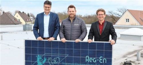 Landrat Max Heimerl, Wirtschaftsförderer Thomas Perzl und Geschäftsbereichsleiter Simon Scheibl auf dem Dach des Gesundheitsamts mit PV-Modul „Regionale Energie-GmbH“. Foto re