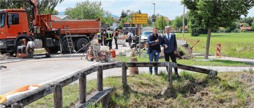 Landrat Otto Lederer begutachtete am Dienstag im Raublinger Ortsteil Kirchdorf die Schäden, die das Hochwasser angerichtet hat. Jetzt steht Hilfe bereit. Foto Landratsamt Rosenheim
