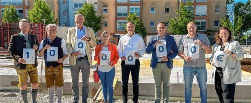 Landrat Otto Lederer, Bürgermeister Michael Kölbl, Dekanin Dagmar Häfner-Becker, Andreas Bonholzer (Vorstandsmitglied der Kreis- und Stadtsparkasse Wasserburg) und Dr. Benjamin Geller (Leiter der Subkommende Oberbayern Ost des Johanniterordens) freuen sich gemeinsam mit Johanniter-Regionalvorstandsmitglied Boris Cramer, Bereitschaftsleiter Bernd Koblechner und Fundraising-Leiterin Susanne Meierhofer über die erste Million Euro für das neue Johanniter-Zentrum.Foto  Jillian Moss