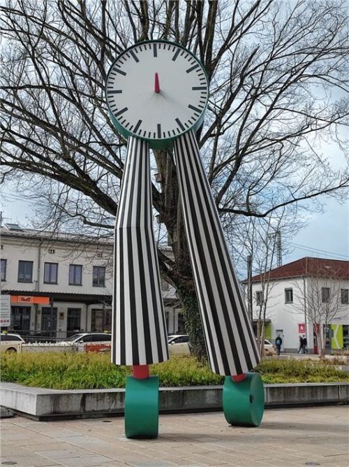 „Los Geht’s“ heißt das sechs Meter hohe Kunstwerk. Wie viel die Uhr am Bahnhof geschlagen hat, wissen nur die Vier vom Berliner Künstlerkollektiv „Inges Idee“.Foto Frick