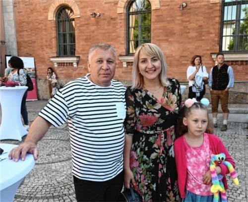 Ludmilla Kindsvater (Mitte) mit Ehemann und Tochter Nika kam 2016 der Liebe wegen nach Rosenheim.