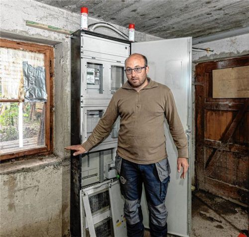 Markus Berger zeigt, wie hoch das Wasser im Turbinenraum stand. Fotos Thomae