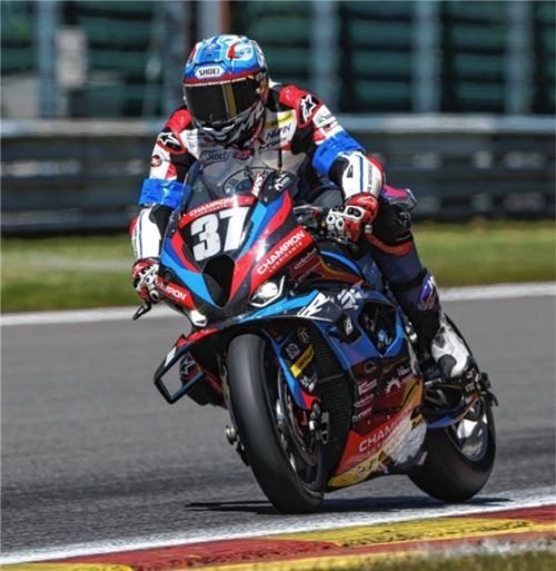 Markus Reiterberger setzte sich bereits in den ersten Kurven an die Spitze des Feldes. Foto BMW Motorrad Motorsport