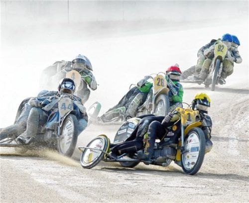 Markus Venus (vorne) startete mit zwei Siegen in die Sandbahn-Saison.Foto Ubbo Bandy