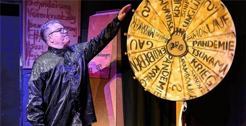Martin Fürbinger als schwarzglitzernder Todes-Showmaster dreht am (Un-)Glücksrad.Foto flamm