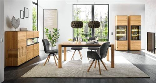 Massivholzmöbel aus Edelkastanie: Der goldbraune Farbton des Holzes strahlt viel Gemütlichkeit aus. Foto Möbelwerke A. Decker