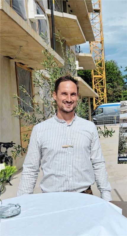 Maximilian Werndl, Gesellschafter der Geschäftsführung der Immobilienfirma Werndl & Partner, vor dem Projekt „Herdergärten“ in der Herderstraße 4, 6 und 8. Foto  Wildauer