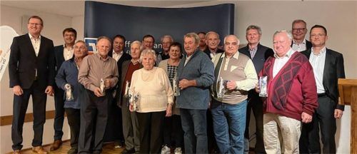 Mehrere Mitglieder wurden bei der Generalversammlung von den Vorständen (von links) Helmut Langreiter und Hans Fürstenberger sowie (rechts hinten) Josef Speckbacher und (rechts außen) Aufsichtsratsvorsitzendem Andi Koch für 50 Jahre Raiffeisen-Mitgliedschaft geehrt.Foto re