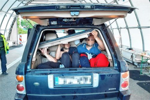 Menschenunwürdig und lebensgefährlich: Immer wieder greift die Bundespolizei in der Region Schleuser auf, dieMigranten auf solche Weise transportieren. Foto Bundespolizei Rosenheim