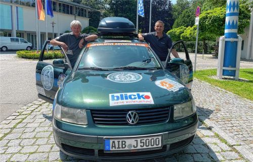 Mit dem 27 Jahre alten VW Passat starten Emil Mathe (links) und Thomas Jahn heute zur Abenteuer-Rallye. Foto  Lagler