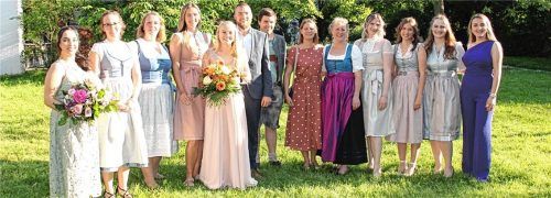 Mit der Sonne um die Wette strahlen die frisch fachexaminierten Pflegekräfte für die Intensiv- und Anästhesiepflege. Foto Romed-Kliniken