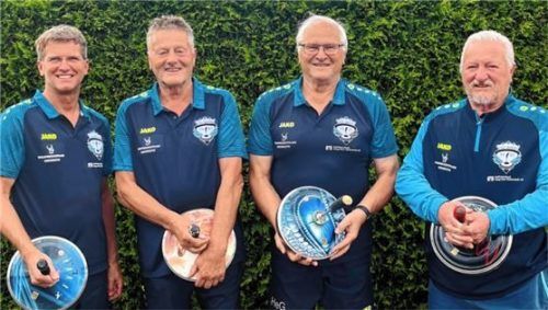 Mit drei Stocksportlern über 70 Jahren schaffte der ESV Wang IV in der Besetzung Martin und Hans Vorderwestner sowie Hermann und Georg Grundner (von links) den Durchmarsch von der Kreis- in die Bezirksliga.Foto Kamhuber