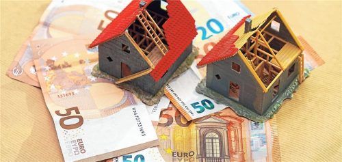 Mit Maßnahmen rund um das Eigenheim kann man gezielt Steuern sparen. Foto IMAGO / serienlicht