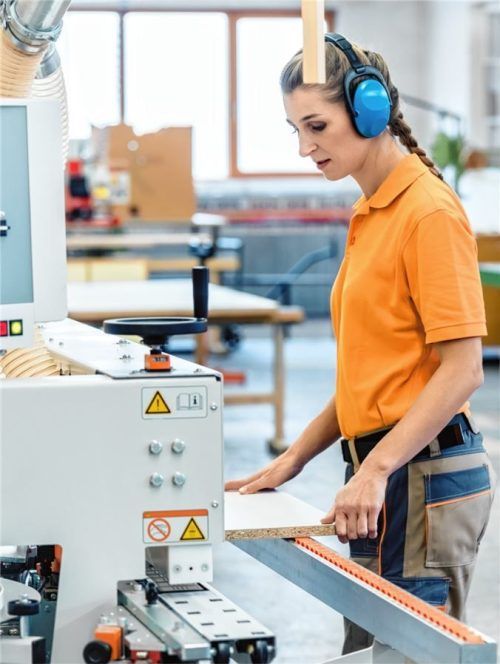 Moderne Maschinen, ergonomische Arbeitsplatzgestaltung und gutes Raumklima sind Ansatzpunkte, um die Arbeitsbedingungen für Fachkräfte zu verbessern. Foto Kzenon/adobe Stock