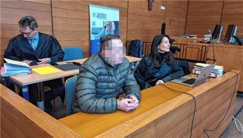 Müssen nun den Revisionsantrag begründen: Harald Baumgärtl und Regina Rick, mit Sebastian T. im großen Saal des Landgerichts Traunstein. Foto  Weiser