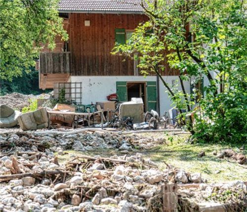 Nach der Flut beginnt das große Aufräumen – und dieSuche nach Unterstützung. Foto thomae