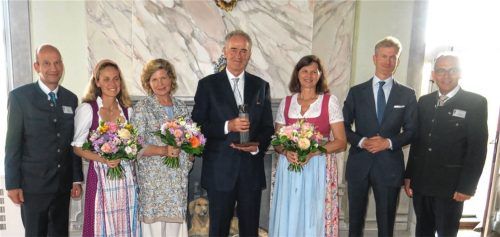 Nach der Preisübergabe: (von links) WiFo-Vorsitzender Jürgen Ries, Prinzessin Helena, Prinzessin Christina, Dr. Erich Prinz von Lobkowicz, Landtagspräsidentin Ilse Aigner, Peter Prinz von Lobkowicz und WiFo-Vorsitzender Roland Bräger. Foto Baumann
