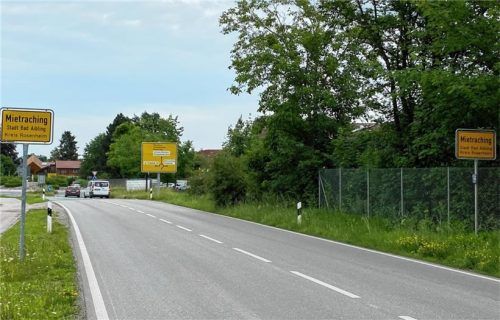 Nicht vor dem Mietrachinger Kreisel, sondern dahinter müsste das Ortsschild laut Landratsamt eigentlich stehen.