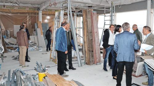 Noch gleicht der neue Sitzungssaal im siebten Stock, den die Kreisräte bei ihrem Rundgang auch besichtigten, einer Baustelle. Bis zum Schulbeginn soll er laut Zeitplan fertiggestellt sein.Foto Landratsamt