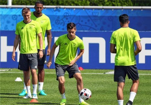 Normal war es andersrum, aber in dieser Trainingsszene schaute Toni Kroos (links) Julian Weigl genau auf die Füße.Foto Christian Charisius/DPA