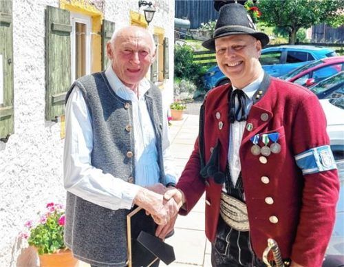 Oberleutnant Michael Spöck gratuliert Schützenkamerad Hans Irger zum 80. Geburtstag.Foto Hötzelsperger