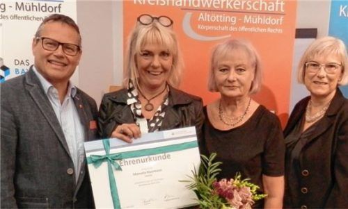 Obermeisterin Helga Wimmer (Dritte von links) überreichte im Beisein vom Geschäftsleiter der Kreishandwerkerschaft, Markus Saller (links), und Doris Ortlieb (rechts) eine Ehrenurkunde an Manuela Hausmann.Foto maier