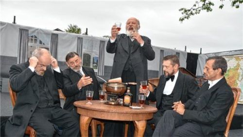 Oberschulrat (Markus Mädler), Apotheker Fröbel (Günther Maier), Justizrat Fleisch (Sebastian Franz), Bankier Etzel (Klaus Artmann) und Dr. Johannes Pfeiffer (Adrian Brandmaier) von links.Foto Ruprecht