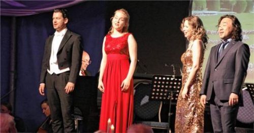 Operettenfreuden mit dem Salonensemble Viva Musica und Solisten des Immling Festivals: Diana Alexe, Celina Hubmann (im roten Kleid), Michael Ha, Gezim Berisha (mit weißer Fliege) und Pianist Adrian Suciu.Foto benekam
