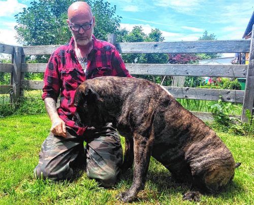 Peter Scheiflinger und sein Hund Aron, ein Presa Canario, sind in Pittenhart im Kreis Traunstein zu Hause. Foto mb