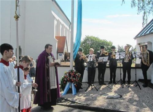 Pfarradministrator Gottfried Gengler (Mitte) mit den Ministranten und den Hemhofer Dorfmusikanten.Foto re