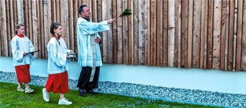 Pfarrer Paul Janßen segnet die Halle. Fotos Nitzsche