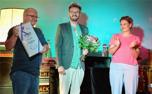 Philipp Moschitz vom Metropoltheater München freute sich über den Publikumspreis, den er von Pit Dürr und Anke Hellmann überreicht bekam.Fotos flamm