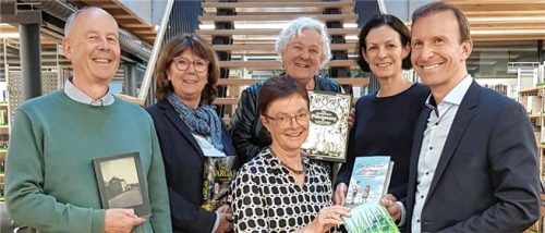 Präsentieren Buchpatenschaften des Fördervereins: (von links) Peter Weigel, Gabriele Wittekindt, Bärbl Thum, Bibliotheksleiterin Susanne Delp, Andrea März und Vorsitzender Florian Ludwig. Foto re