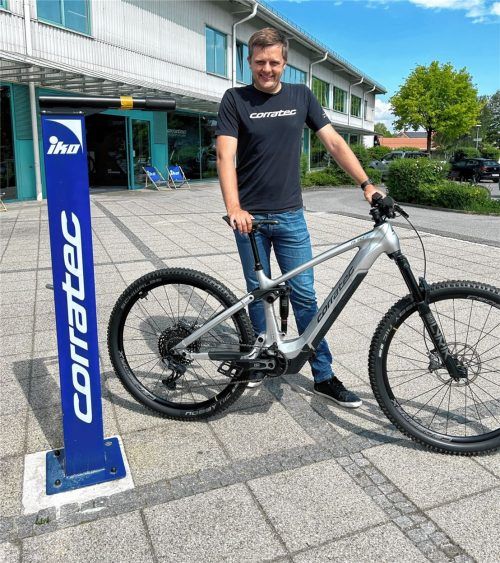 Produktentwickler Konrad Irlbacher junior mit einem der innovativen EL-Bikes.
