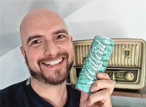 Radiomoderator Thorsten Kalteiß gibt zur Freude der Hörer von Radio Charivari und Radio Galaxy Rosenheim regelmäßig „Eine Dose Mitleid“ aus. Foto Funkhaus Rosenheim